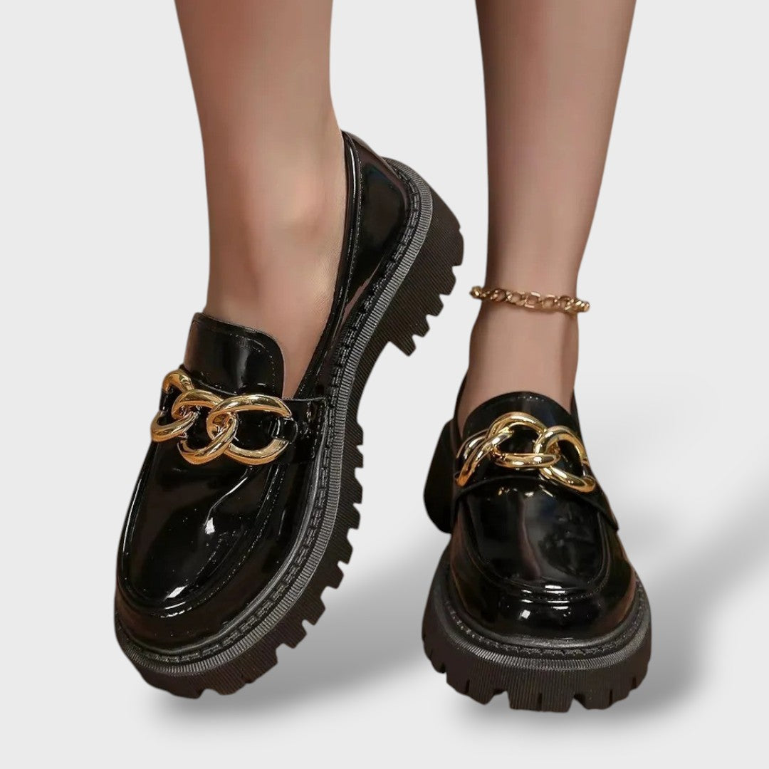 Schwarze Lackleder-Loafer mit goldener Kettenapplikation und Chunky-Plateausohle, Detailansicht