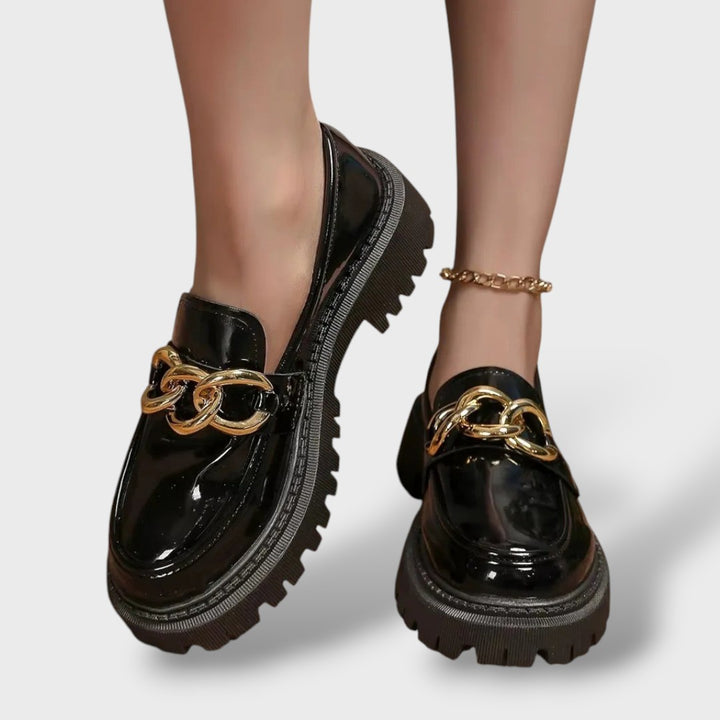 Schwarze Lackleder-Loafer mit goldener Kettenapplikation und Chunky-Plateausohle, Detailansicht