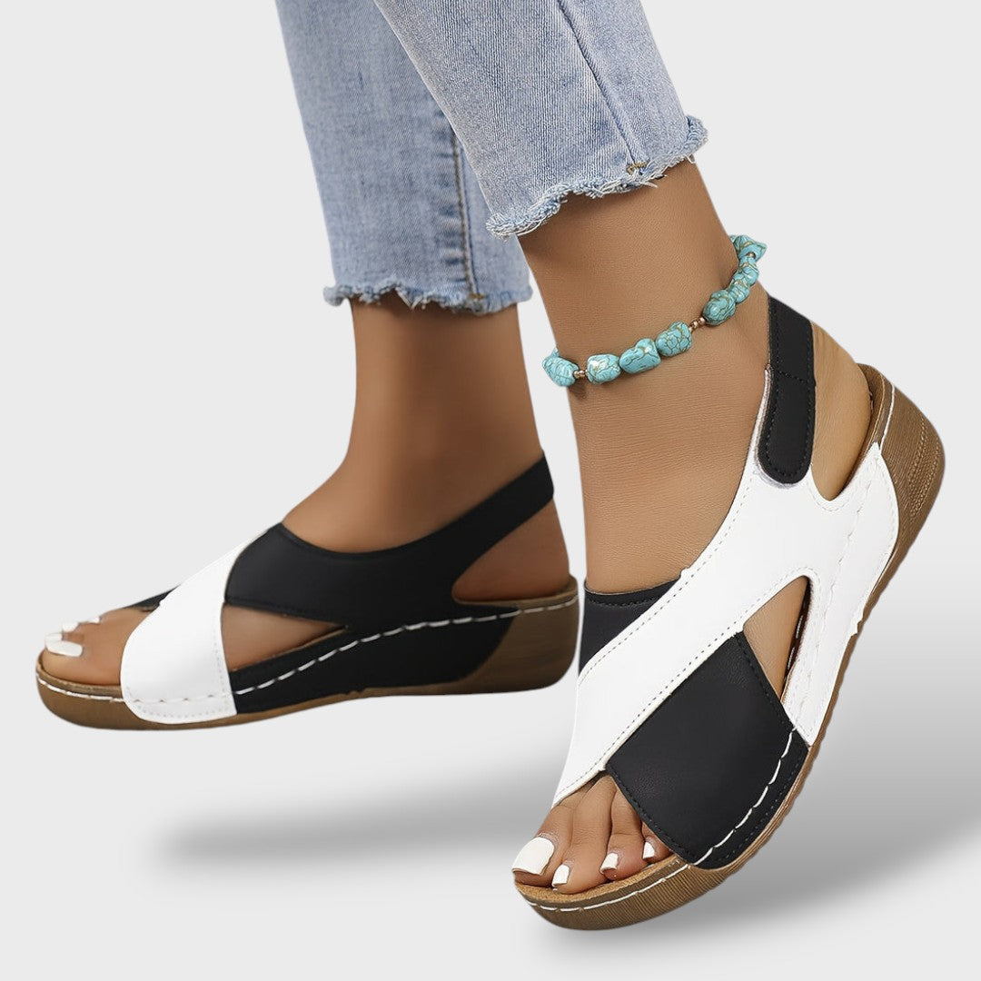Nahaufnahme Kreuzriemen und Keilabsatz, Damen Sandalen Kunstleder