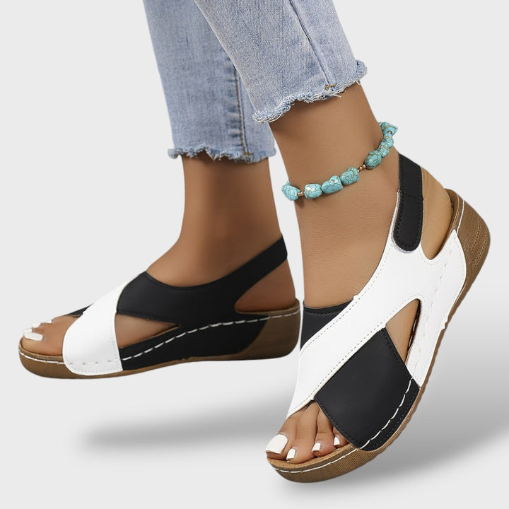 Nahaufnahme Kreuzriemen und Keilabsatz, Damen Sandalen Kunstleder
