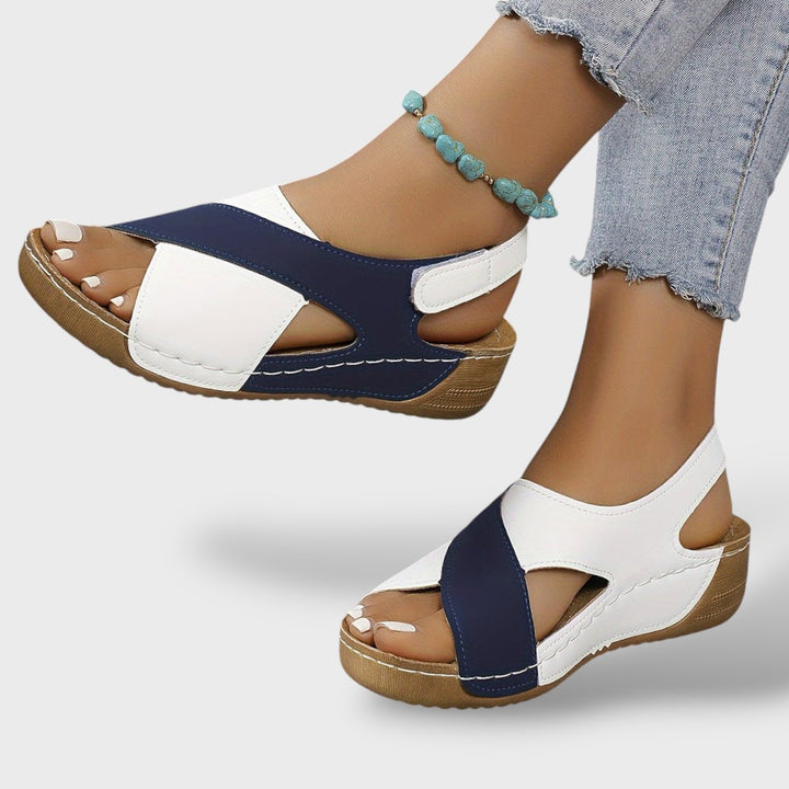Damen Keilsandalen Peep-Toe mit Kreuzriemen, Vorderansicht am Model