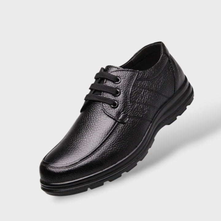 Schwarzer Herren Derby-Schnürschuh aus genarbtem Leder, Dreiviertelansicht