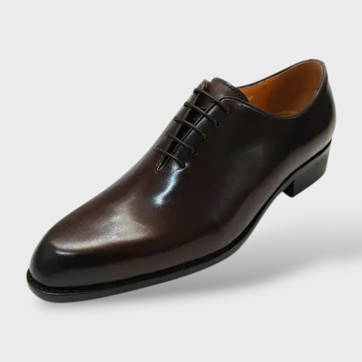 Herren Oxford-Schnürschuh in Kaffeebraun mit Glanzleder-Optik und feinen Perforationen