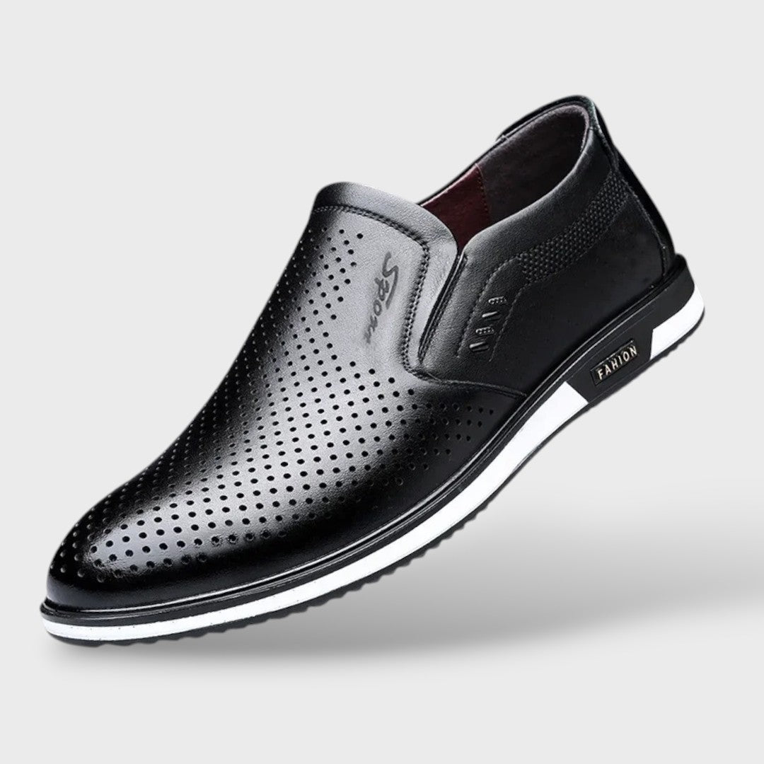 Detailansicht Herren Slip-On Schuh in Schwarz mit Mesh-Einsätzen und Gummisohle