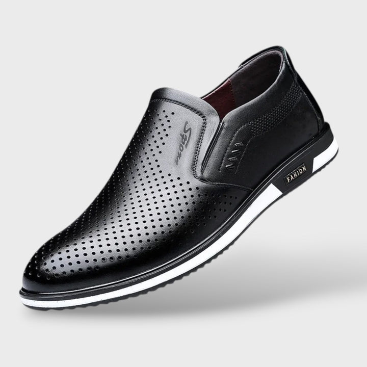 Detailansicht Herren Slip-On Schuh in Schwarz mit Mesh-Einsätzen und Gummisohle