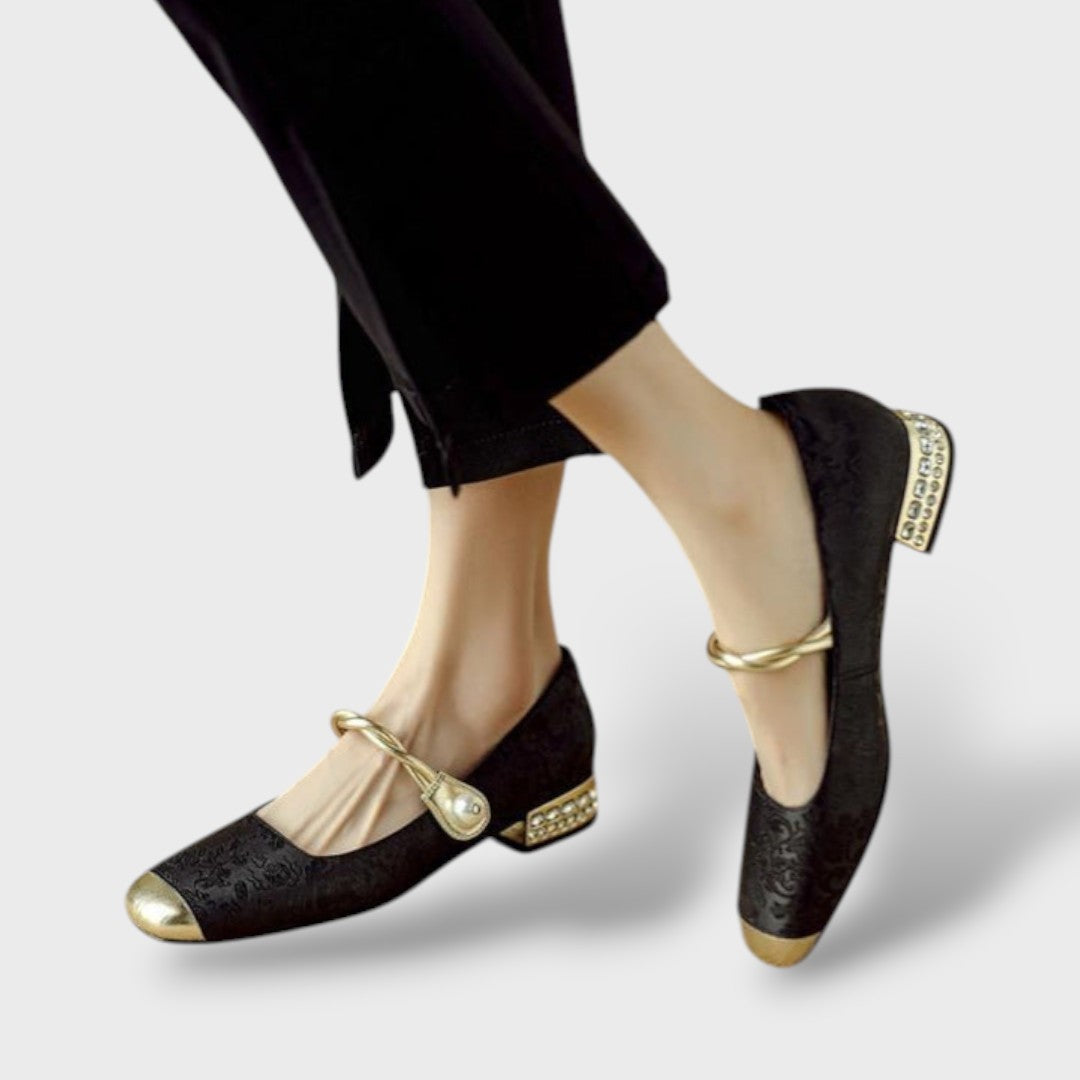 Pumps mit Perlenriemen in allen drei Farben Grün, Schwarz und Beige im Vergleich