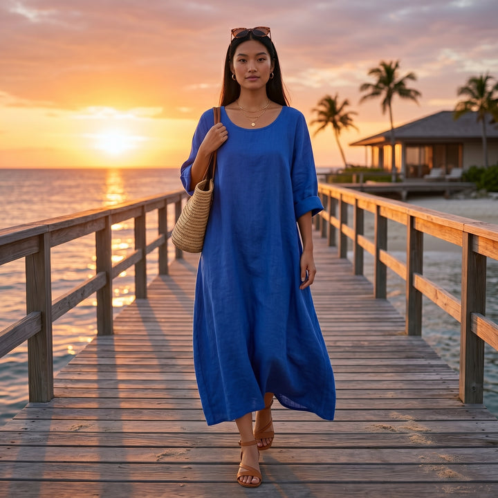 Blaues Maxikleid, Lifestyle-Aufnahme bei Sonnenuntergang am Steg