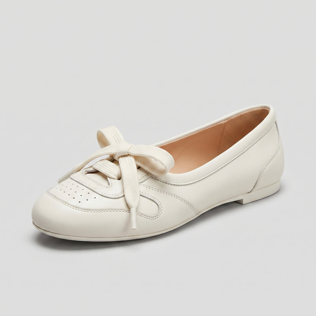 Cremeweiße Damen-Ballerina mit Schnürschleife und Brogue-Detail, Dreiviertelansicht