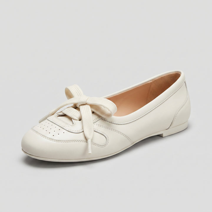 Cremeweiße Damen-Ballerina mit Schnürschleife und Brogue-Detail, Dreiviertelansicht