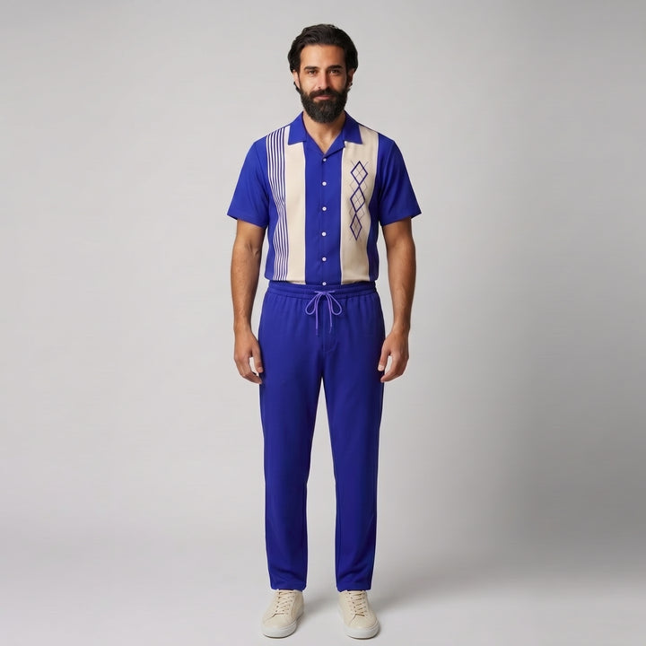 Herren Retro-Hemd-Hose-Set in Königsblau mit cremefarbenen Bahnen, Frontansicht am Model