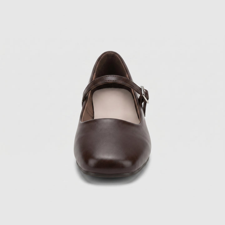 Mary-Jane-Ballerina Braun, eckige Spitze von vorne mit Schnallenriemen