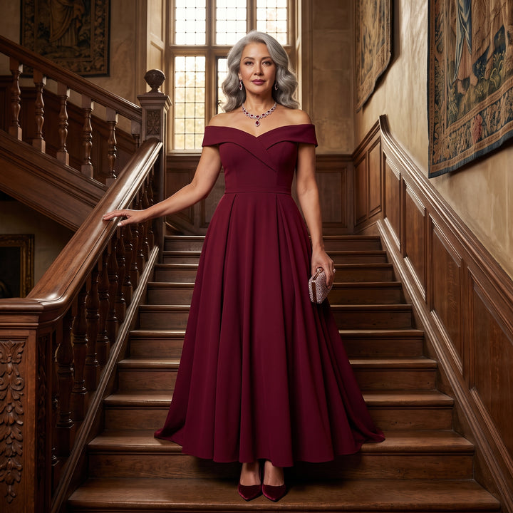 Weinrotes Off-Shoulder Abendkleid auf repräsentativer Schlosstreppe