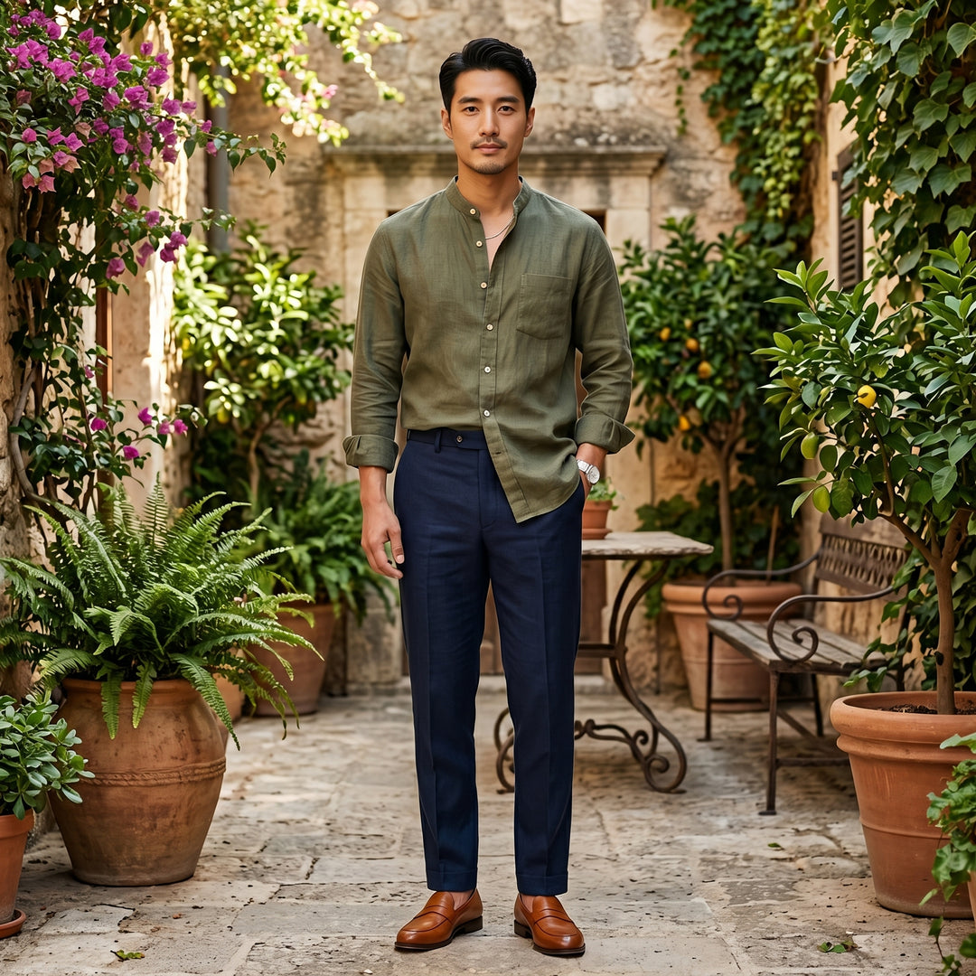 Herren Leinenhemd Olivgrün im mediterranen Innenhof, Lifestyle-Aufnahme