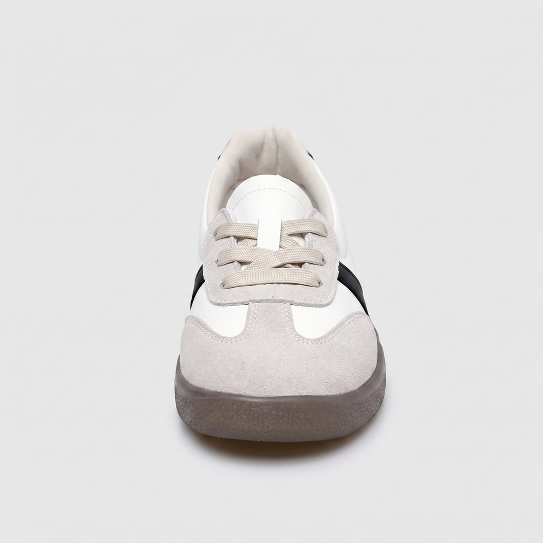 Weißer Damen-Sneaker Frontansicht, runde Zehenspitze, Beige-Wildleder-Zehenkappe
