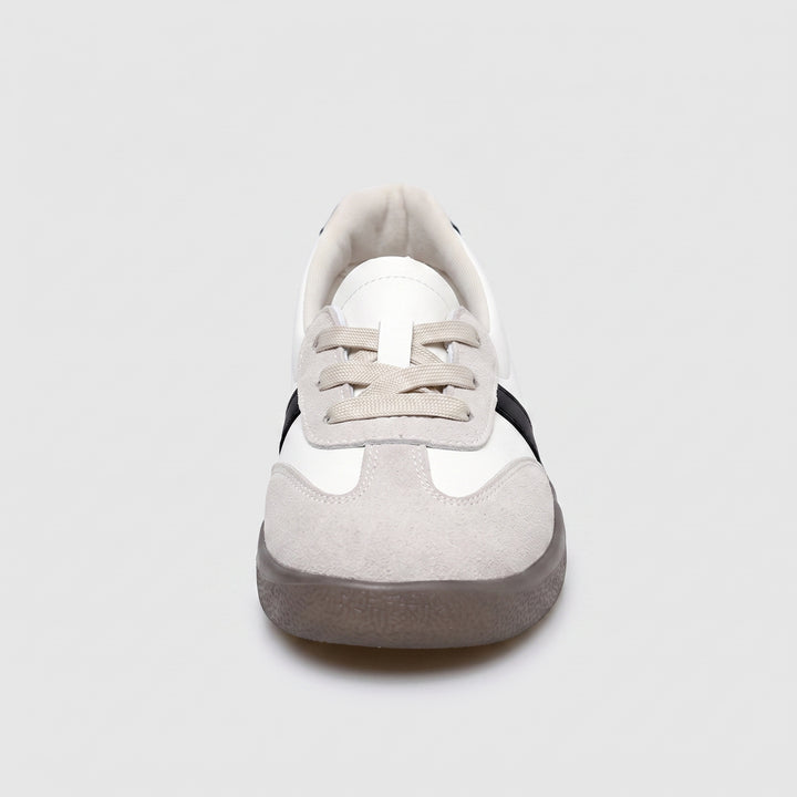 Weißer Damen-Sneaker Frontansicht, runde Zehenspitze, Beige-Wildleder-Zehenkappe