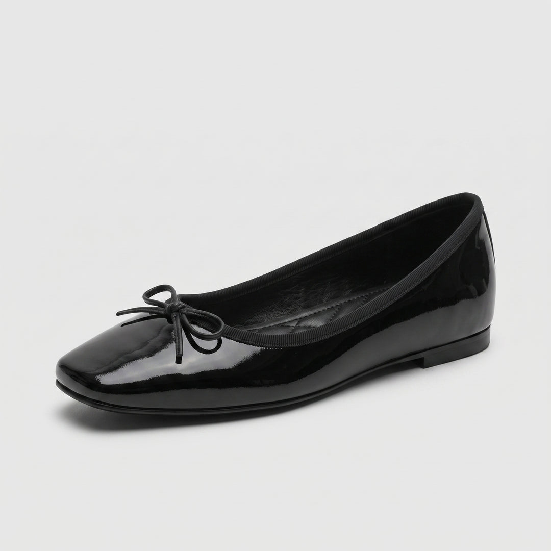 Schwarze Ballerina mit Schleife, Lackleder-Optik, Diagonalansicht
