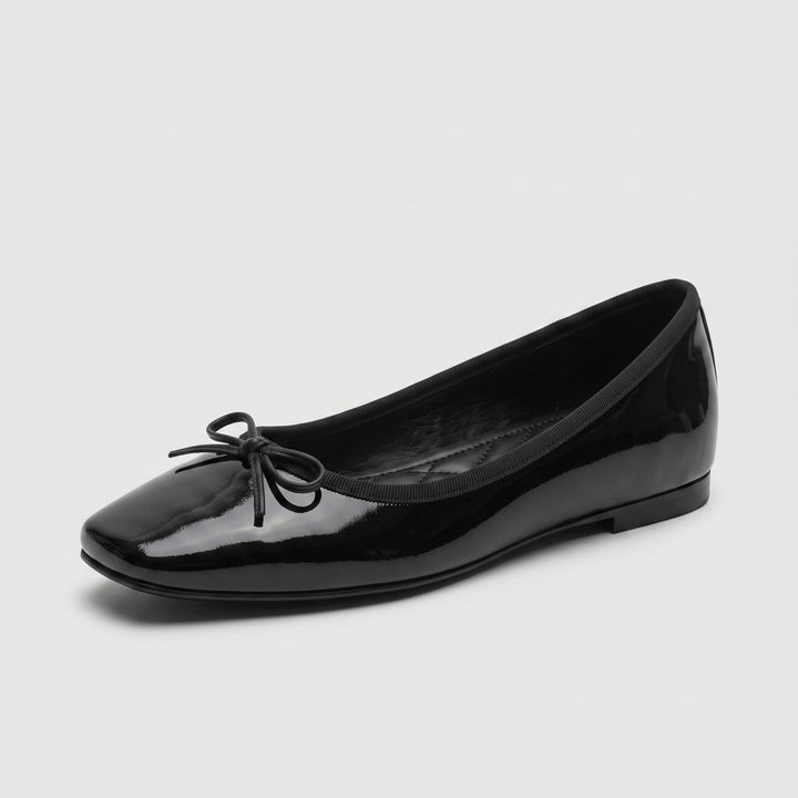 Schwarze Ballerina mit Schleife, Lackleder-Optik, Diagonalansicht