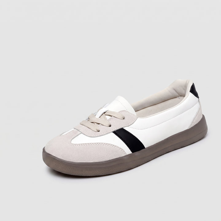 Weißer Sneaker mit Beige-Wildleder-Akzenten, schwarzem Seitenstreifen, Schrägansicht