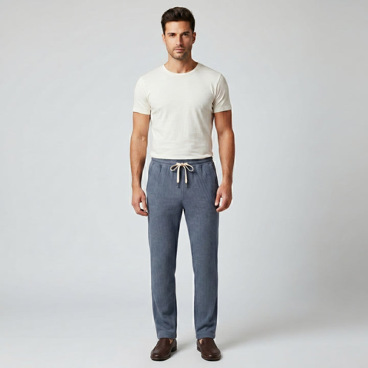 Herren Cordhose in Blau mit elastischem Bund und Kordelzug, gerade Passform, Frontansicht am Model