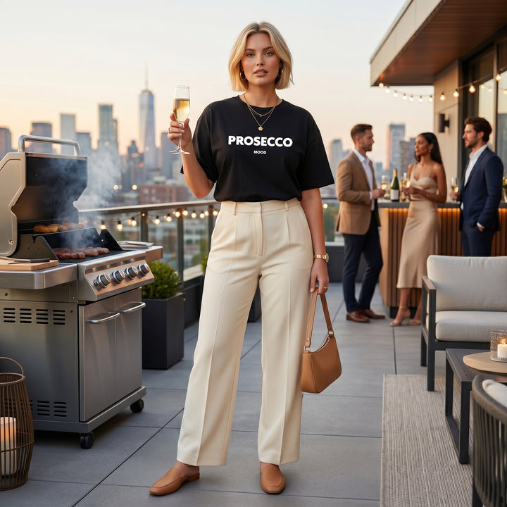 Schwarzes Prosecco Mood T-Shirt im Rooftop-Party-Look mit eleganter Hose