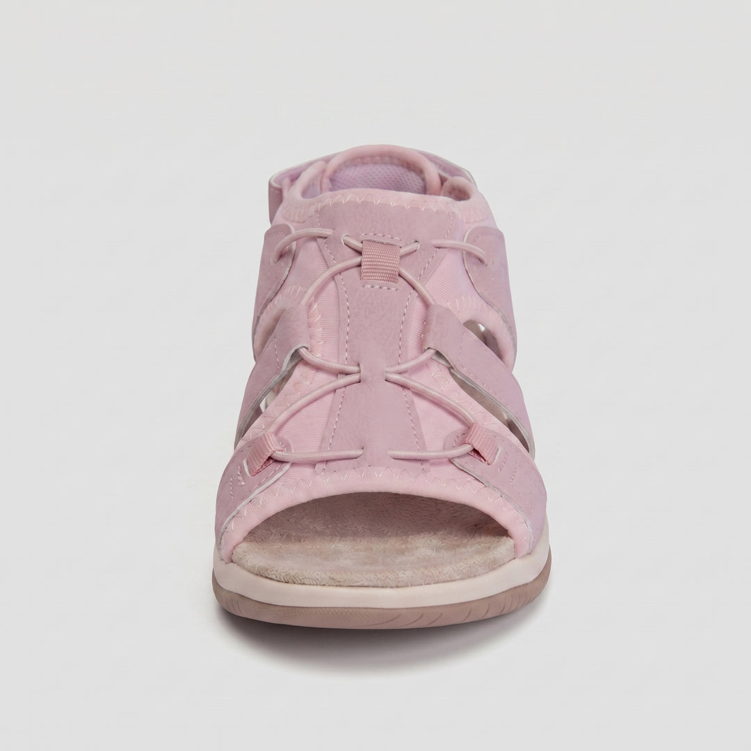 Sandale in Pastellrosa, Frontalansicht mit elastischen Zugbändern, offener Zehenbereich
