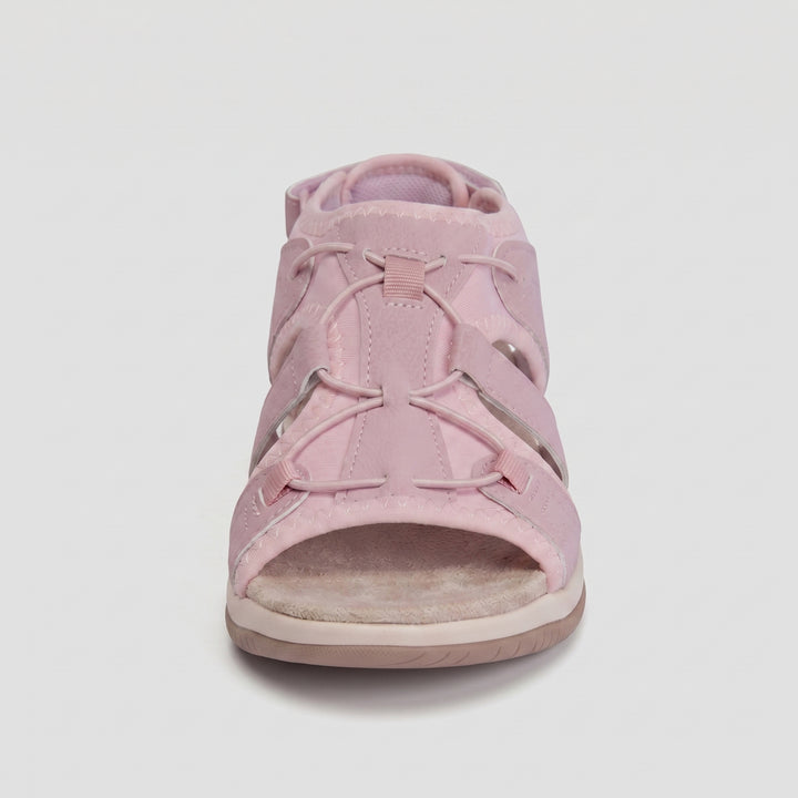 Sandale in Pastellrosa, Frontalansicht mit elastischen Zugbändern, offener Zehenbereich