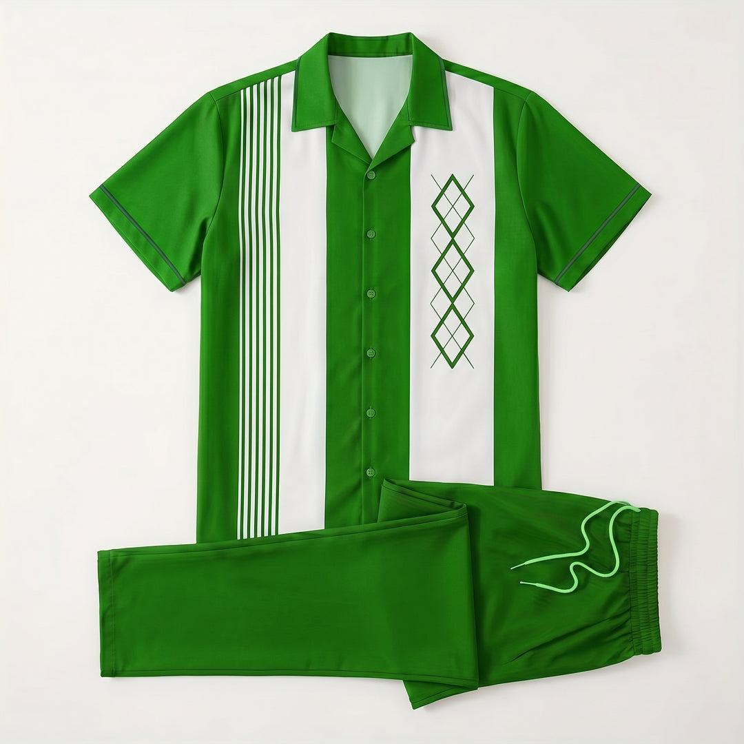Flat-Lay: Kurzarmhemd in Grün mit Streifen und Rautenmuster, dazu Hose mit Kordelzug