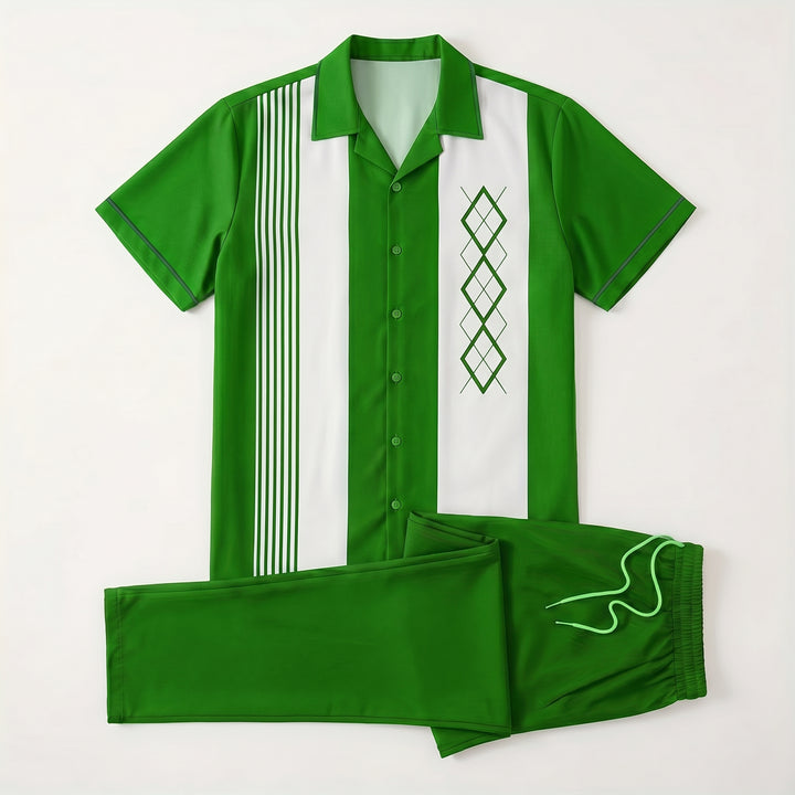 Flat-Lay: Kurzarmhemd in Grün mit Streifen und Rautenmuster, dazu Hose mit Kordelzug