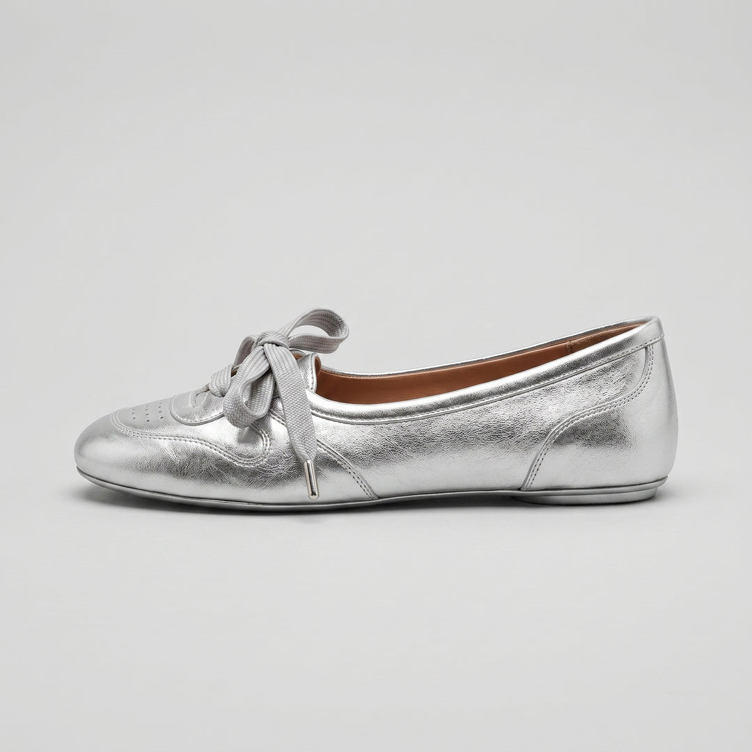 Silberne Damen-Ballerina mit Schnürung und Brogue-Perforierung, Seitenansicht