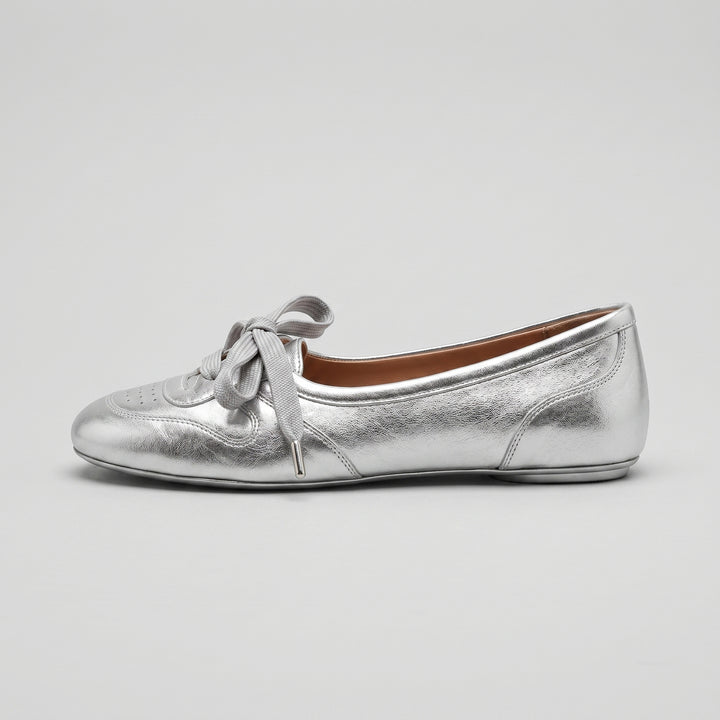Silberne Damen-Ballerina mit Schnürung und Brogue-Perforierung, Seitenansicht