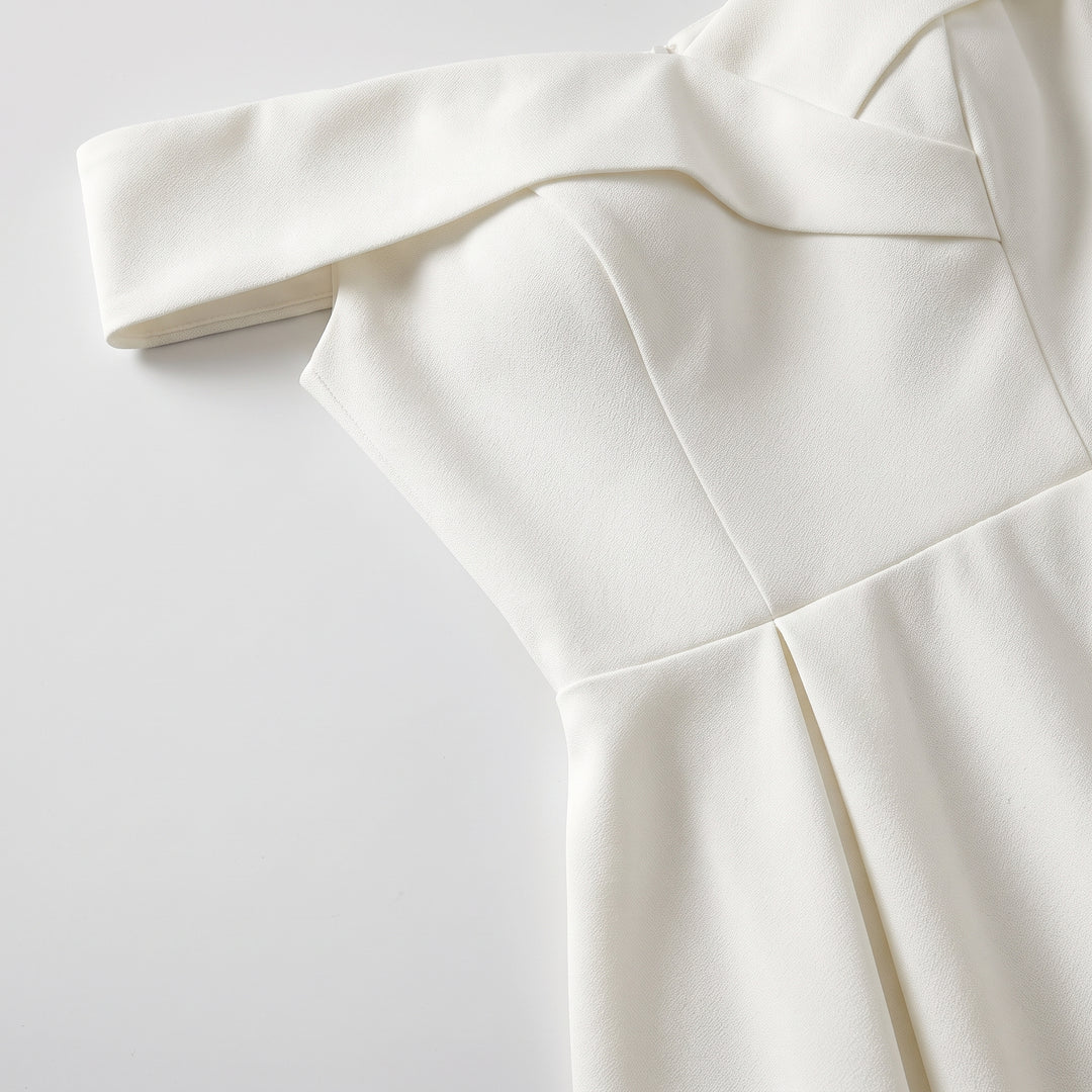 Detailaufnahme Off-Shoulder-Band und Herzausschnitt, cremeweißes Abendkleid