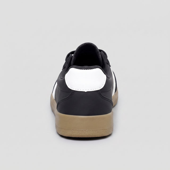 Schwarzer Damen-Sneaker Rückansicht, weißer Fersentab, honigfarbene Gum-Sohle