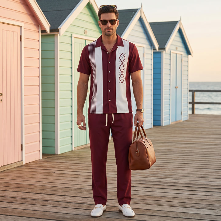 Herren Sommer-Set in Bordeaux mit Ledertasche und Loafern, Styling an der Strandpromenade