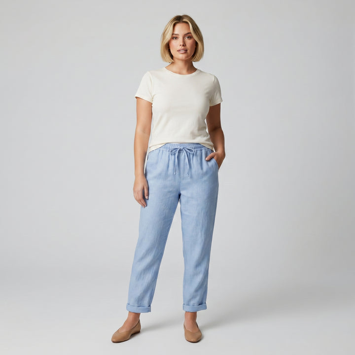 Damen Leinenhose Hellblau, weiter Schnitt mit Kordelzug-Bund, Kurven-Figur, Frontansicht