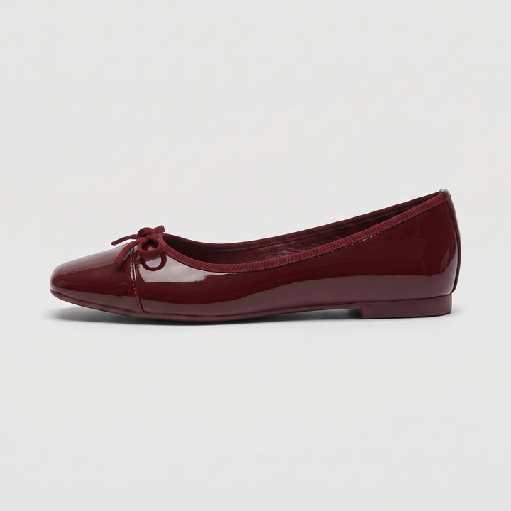 Bordeaux Ballerina mit Schleife, Seitenansicht, Lackleder-Optik flacher Absatz