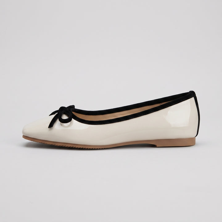 Creme Ballerina mit schwarzem Kontrastrand, Seitenansicht, helle Gummisohle