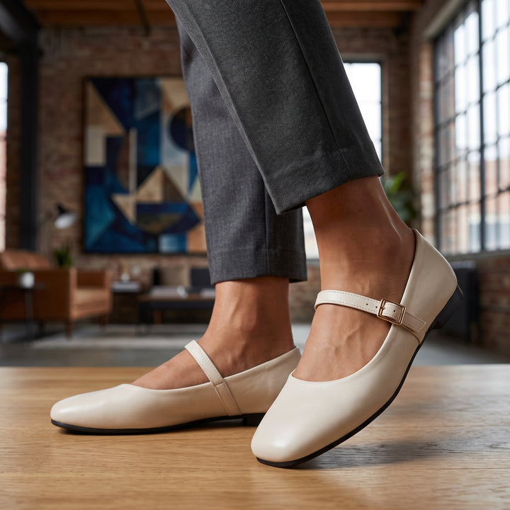Mary-Jane-Ballerina Creme getragen mit grauer Hose, Styling-Nahaufnahme