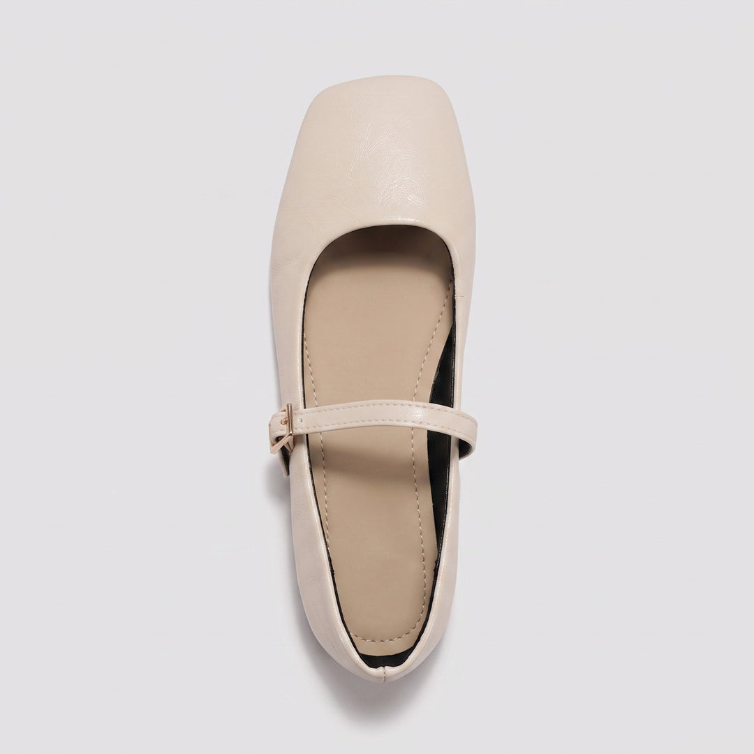 Mary-Jane-Ballerina Creme mit Schnallenriemen und heller Innensohle – Draufsicht