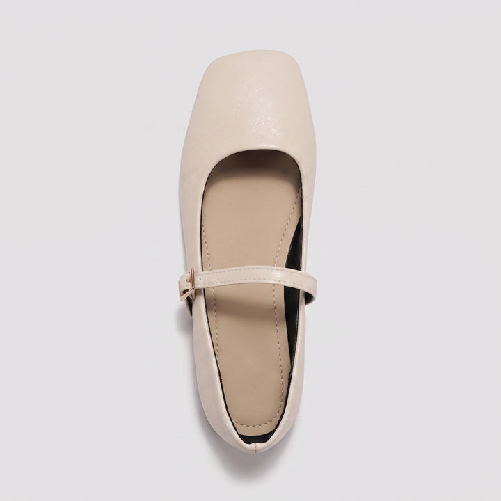 Mary-Jane-Ballerina Creme mit Schnallenriemen und heller Innensohle – Draufsicht