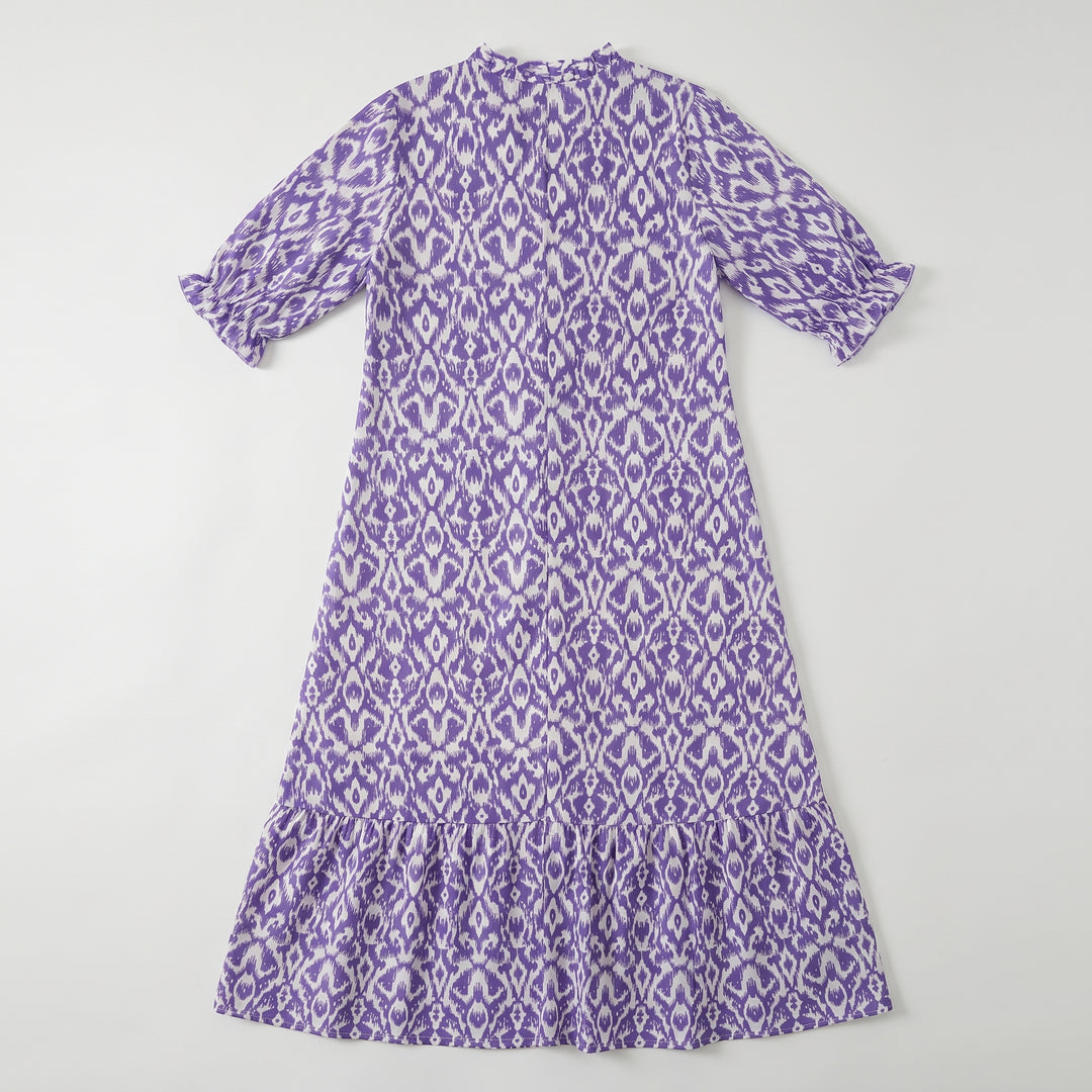 Maxikleid Lila Ikat-Muster Rückseite flat lay, Volant-Saum