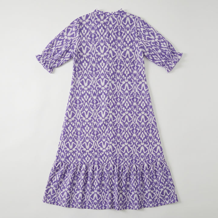 Maxikleid Lila Ikat-Muster Rückseite flat lay, Volant-Saum