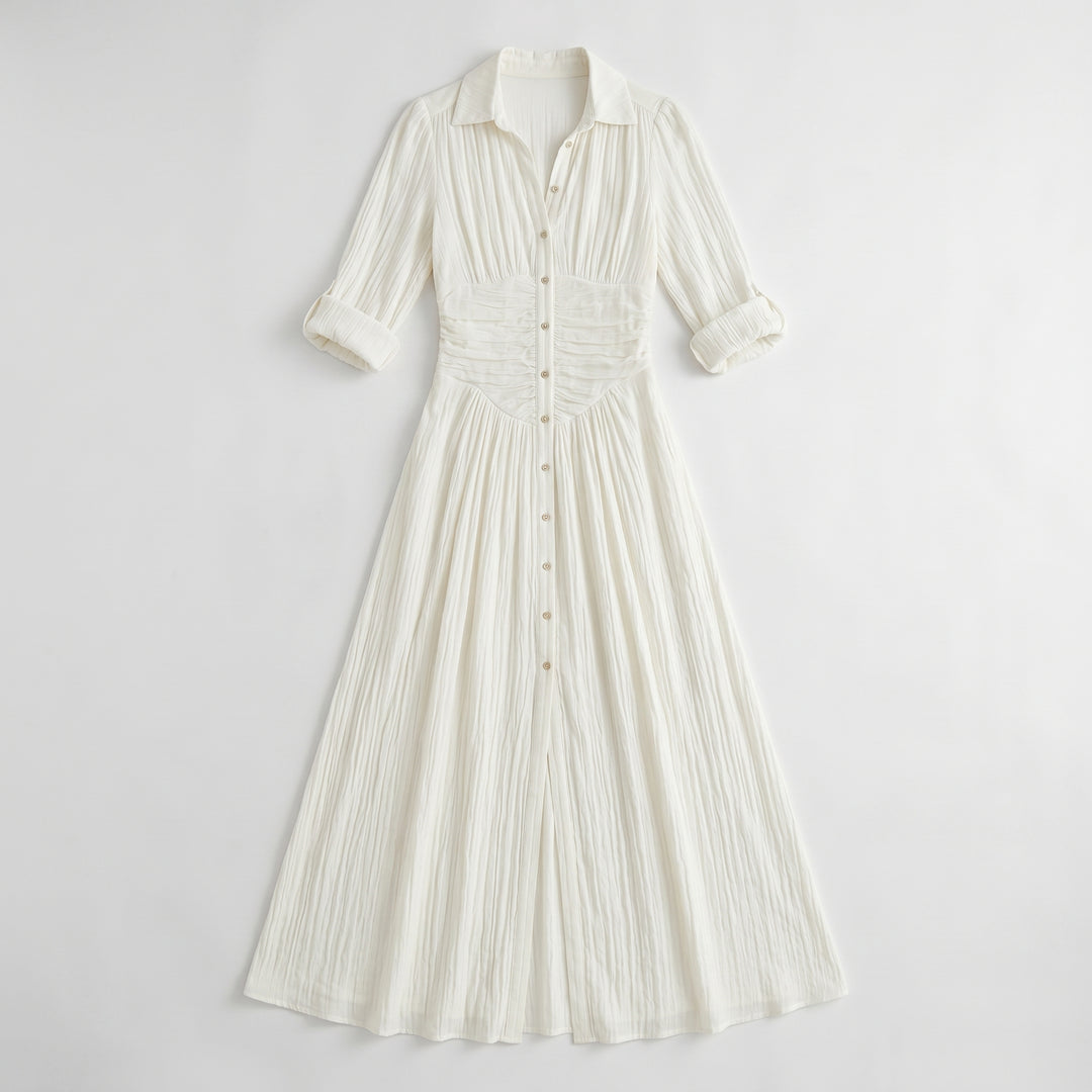 Plissee Maxikleid in Weiß mit geraffter Taille und Knopfleiste, Flat-lay