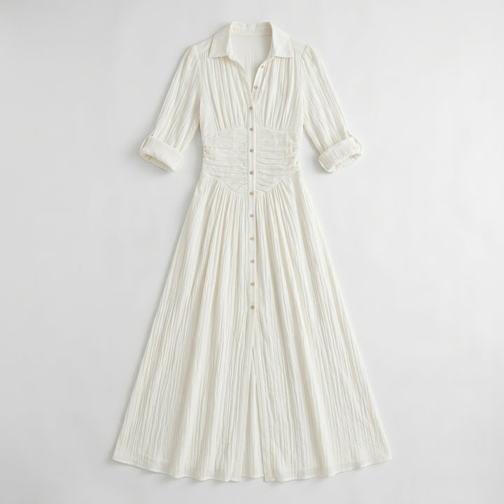 Plissee Maxikleid in Weiß mit geraffter Taille und Knopfleiste, Flat-lay