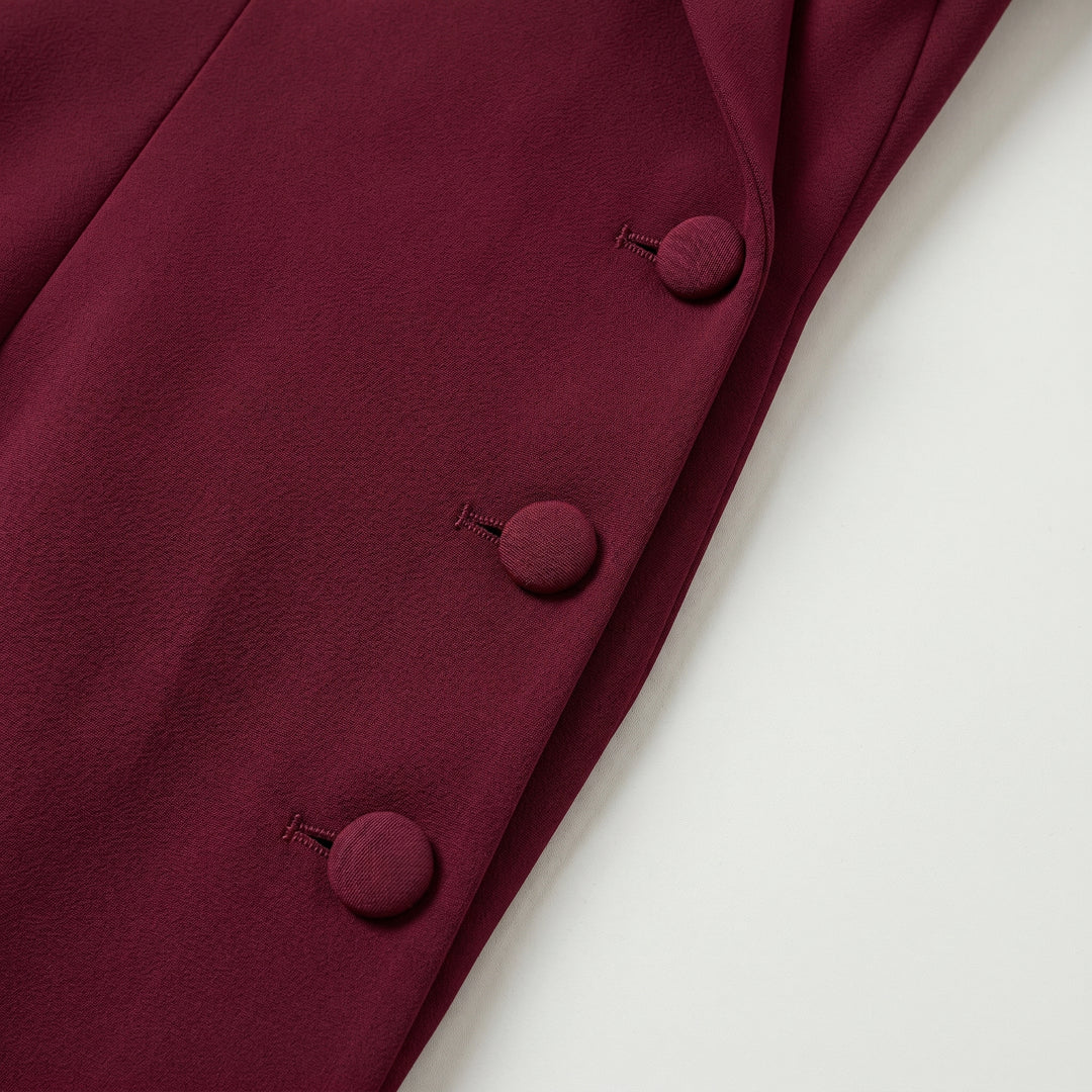 Nahaufnahme weinrote Knöpfe Blazerkleid, Detailansicht Knopfleiste