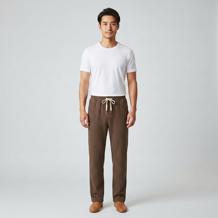 Herren Cordhose in Braun mit elastischem Bund und Kordelzug, gerades Bein, Frontansicht am Model