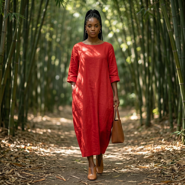Rotes Maxikleid, Lifestyle-Aufnahme in natürlichem Bambuswald-Umfeld