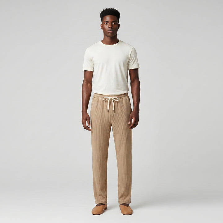 Herren Cordhose in Khaki mit elastischem Bund und Kordelzug, gerades Bein, Frontansicht am Model