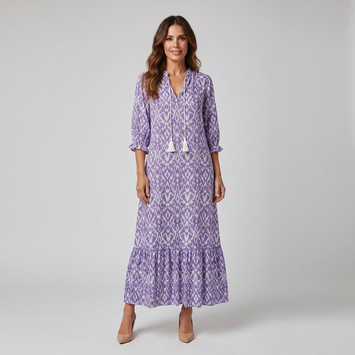 Damen-Maxikleid Lila Ikat-Muster, Dreiviertelärmel, weiße Quasten, Vorderansicht