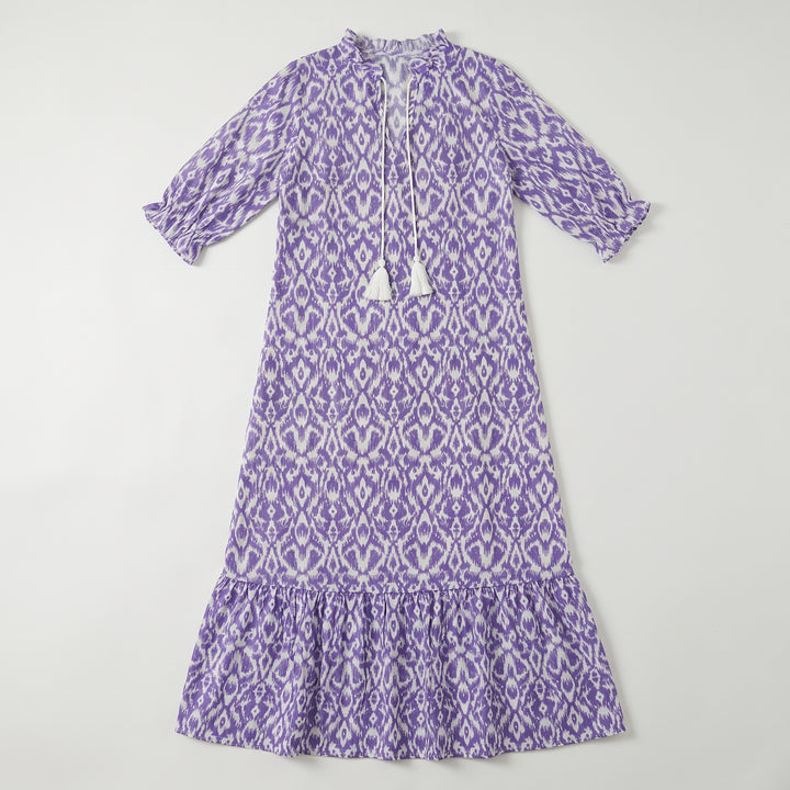 Maxikleid Lila Ikat-Muster Vorderseite flat lay, Quasten-Bindekordel
