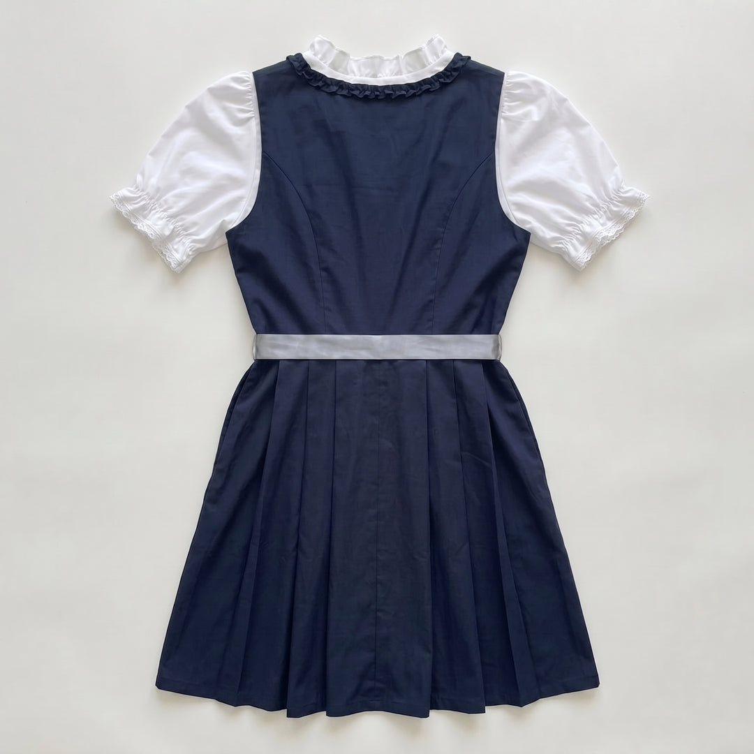 Dirndl dunkelblau Rückseite Flat-lay, weißes Rüschenkragen-Detail, plissierter Rock